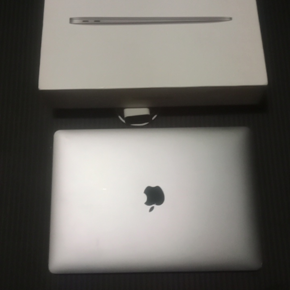 2020 Apple MACBOOK AIR (Newish)